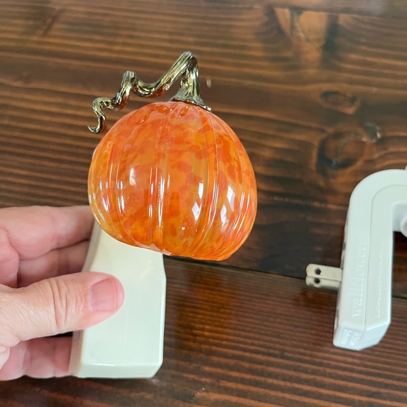 (2) Fall themed Bath and Bodywork’s note light wallflowers - Picture 1 of 4